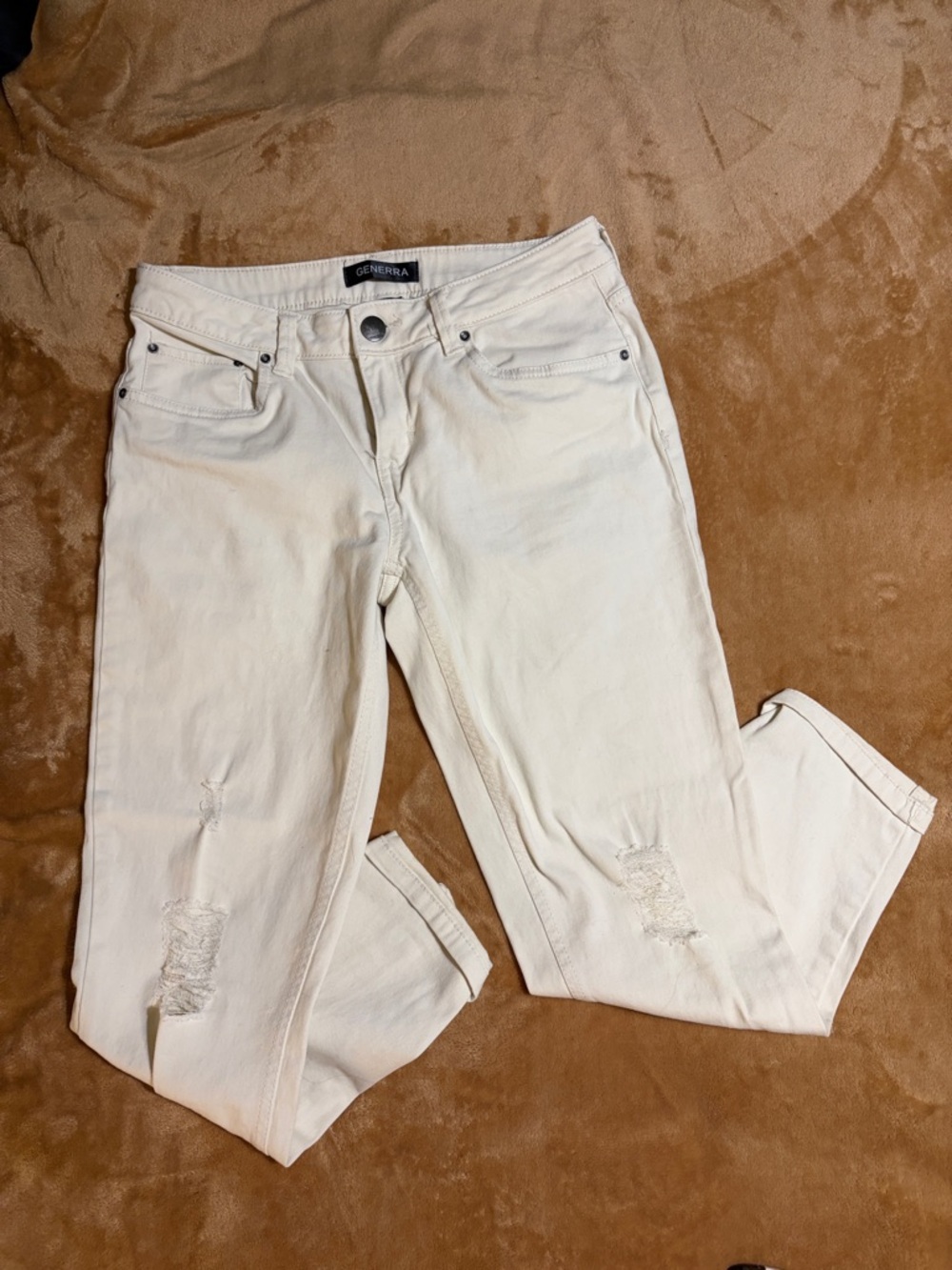 GENERRA Off-White Skinny Jeans with Knee Distress
